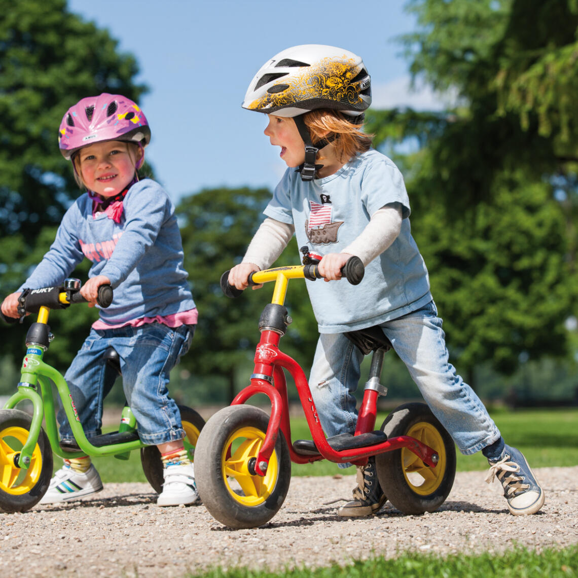 Gemeinsam auf Laufrädern den Park erkunden macht Kindern besonders Freude