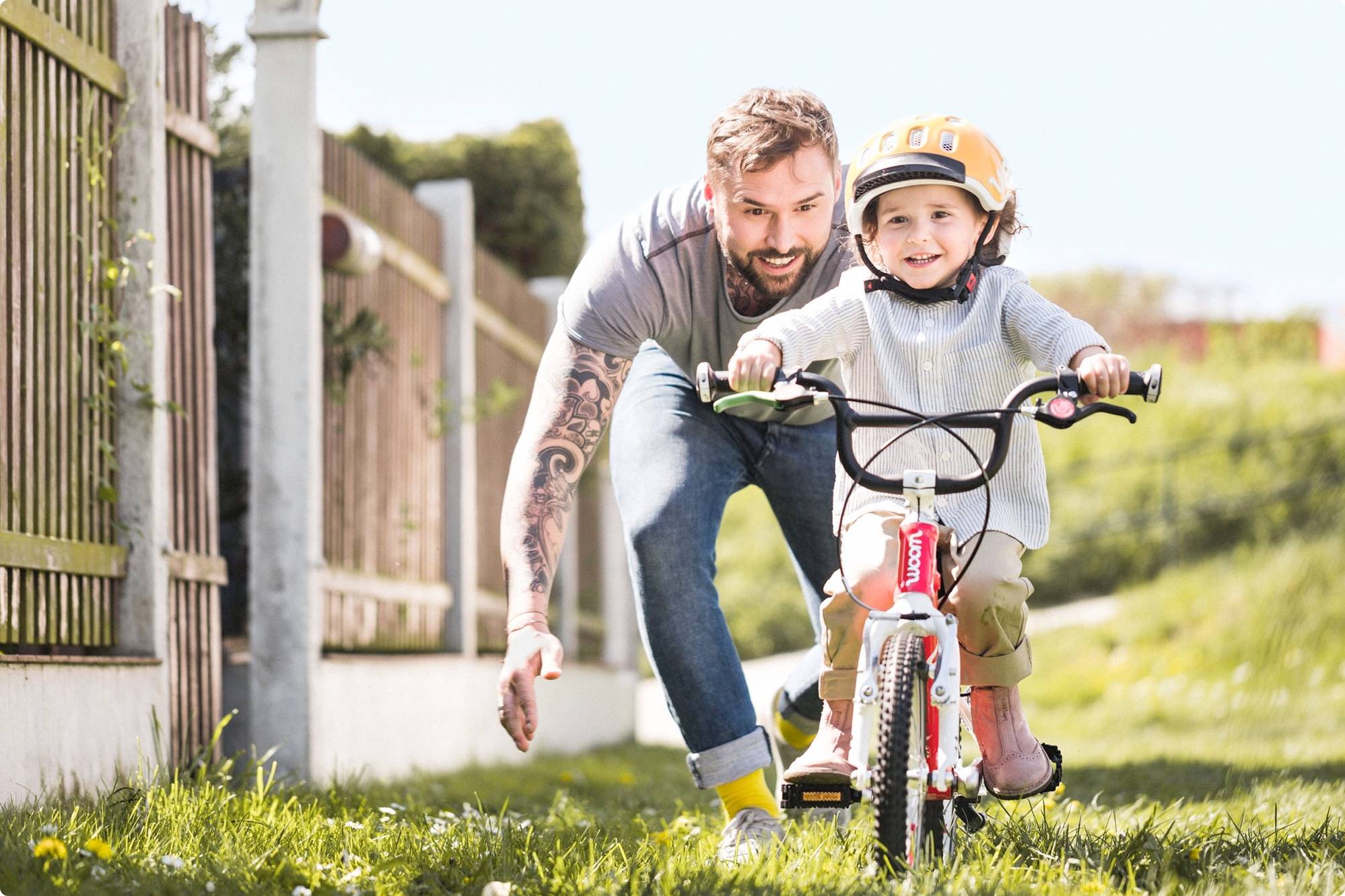 Kind lernt Radfahren - ein Start-Schubs hilft beim Losfahren