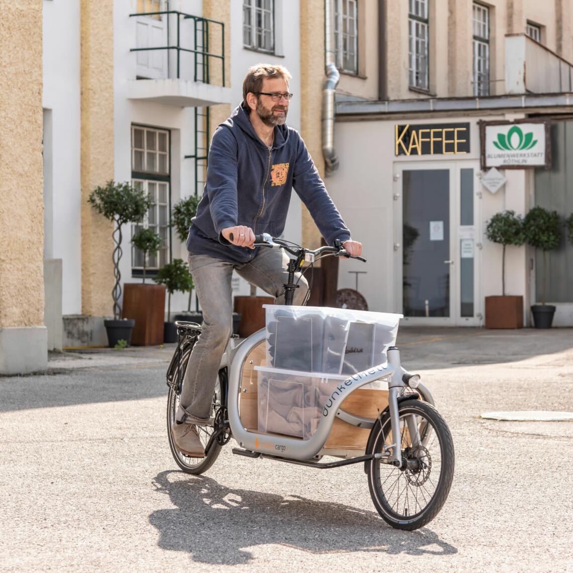 Peter Zechmeister liefert Kaffeebohnen mit dem Lastenrad aus