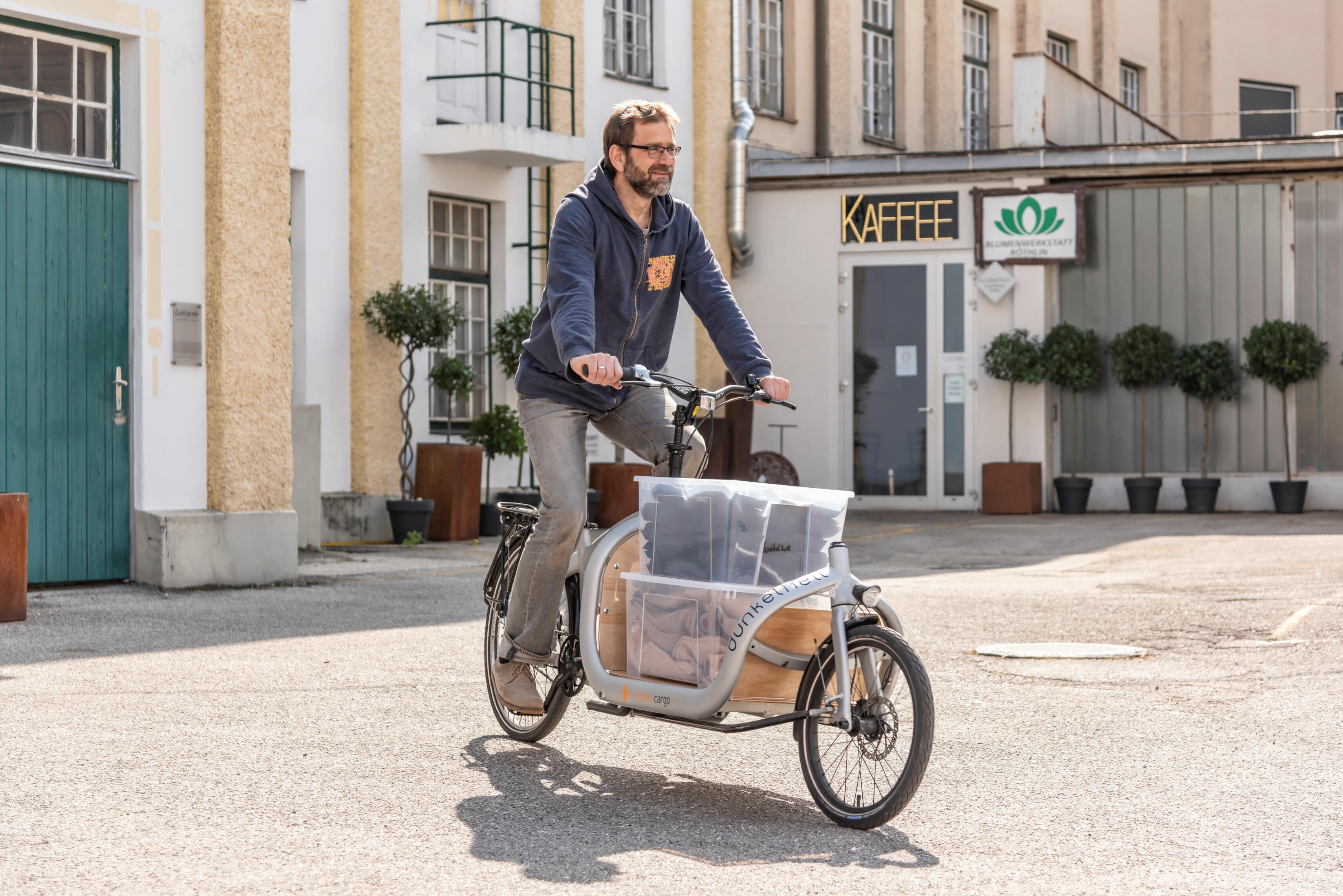 Peter Zechmeister liefert Kaffeebohnen mit dem Lastenrad aus