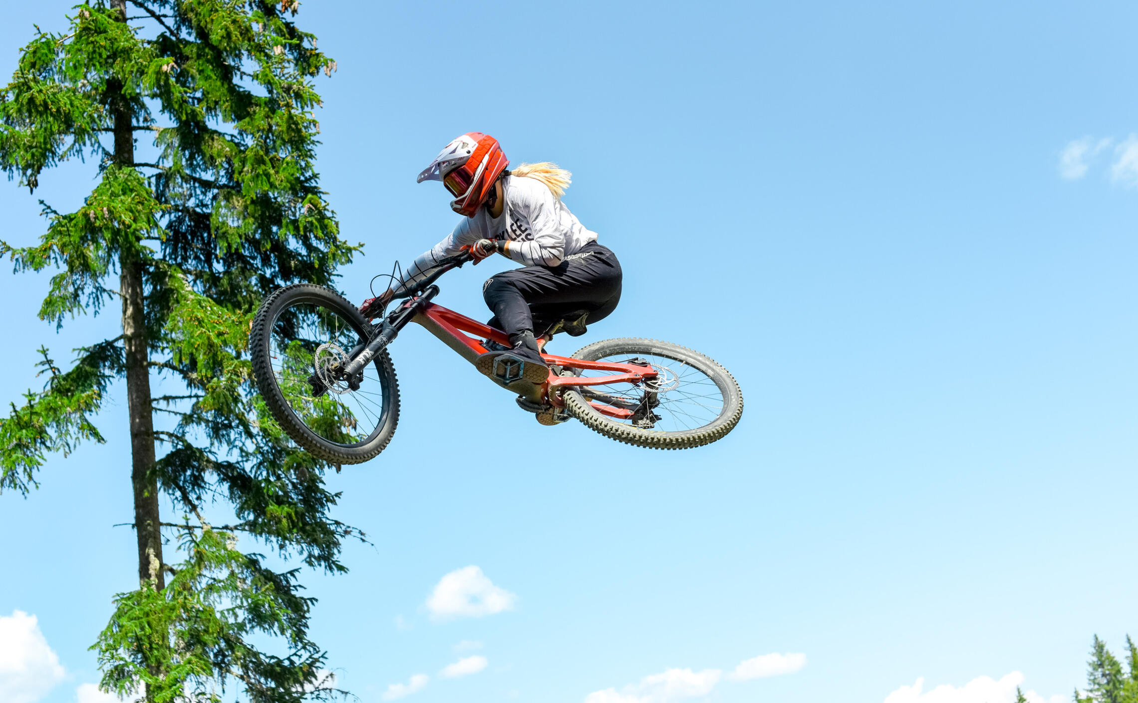 Froschperspektive Sophie Gutöhrle Sprung mit Mountainbike