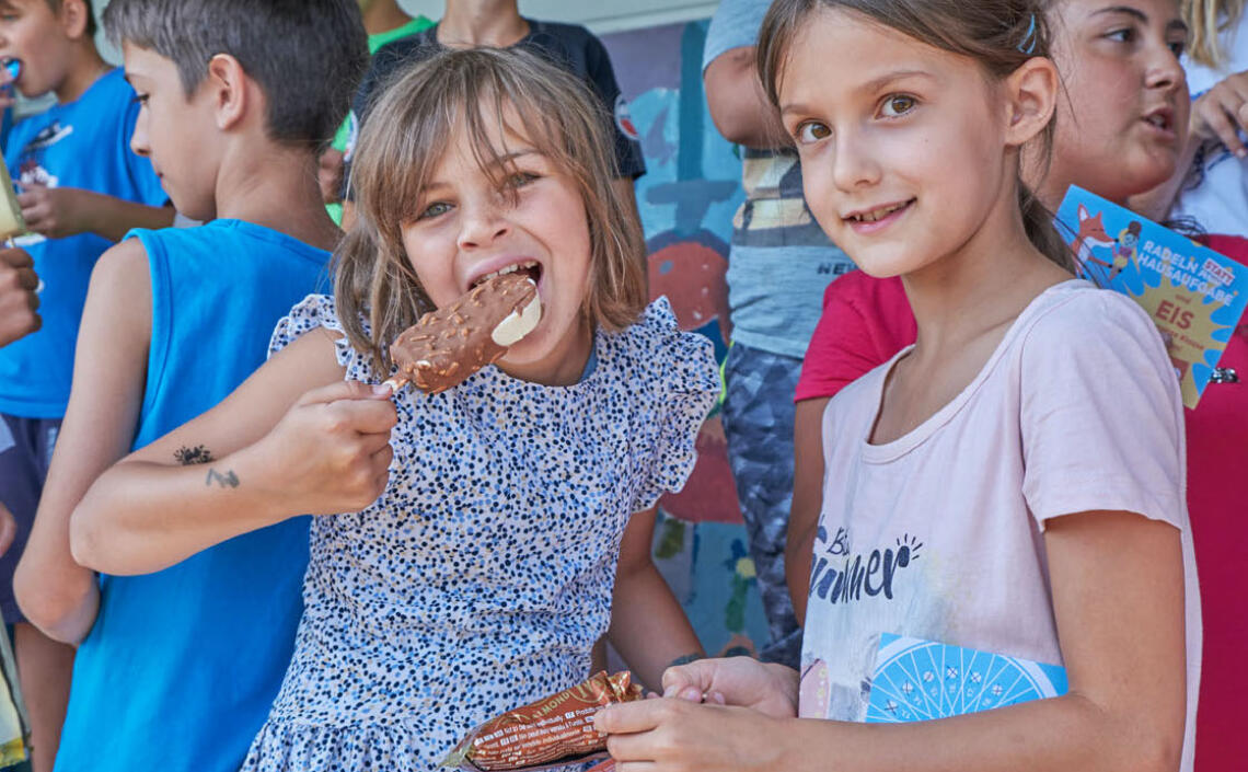 Schüler:innen genießen Eis