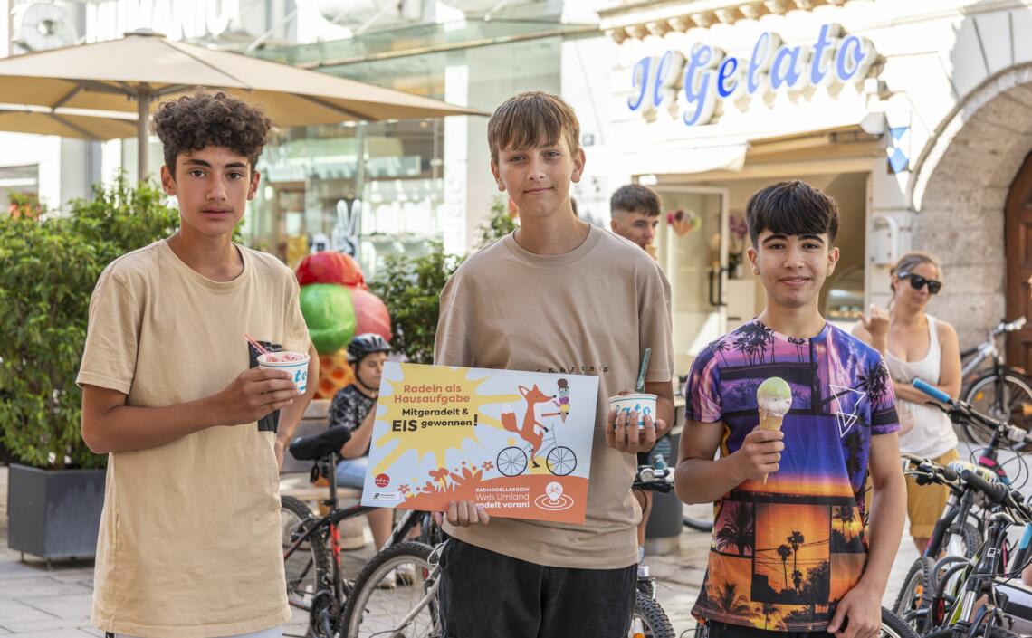 3 Schüler präsentieren Eis und Tafel 