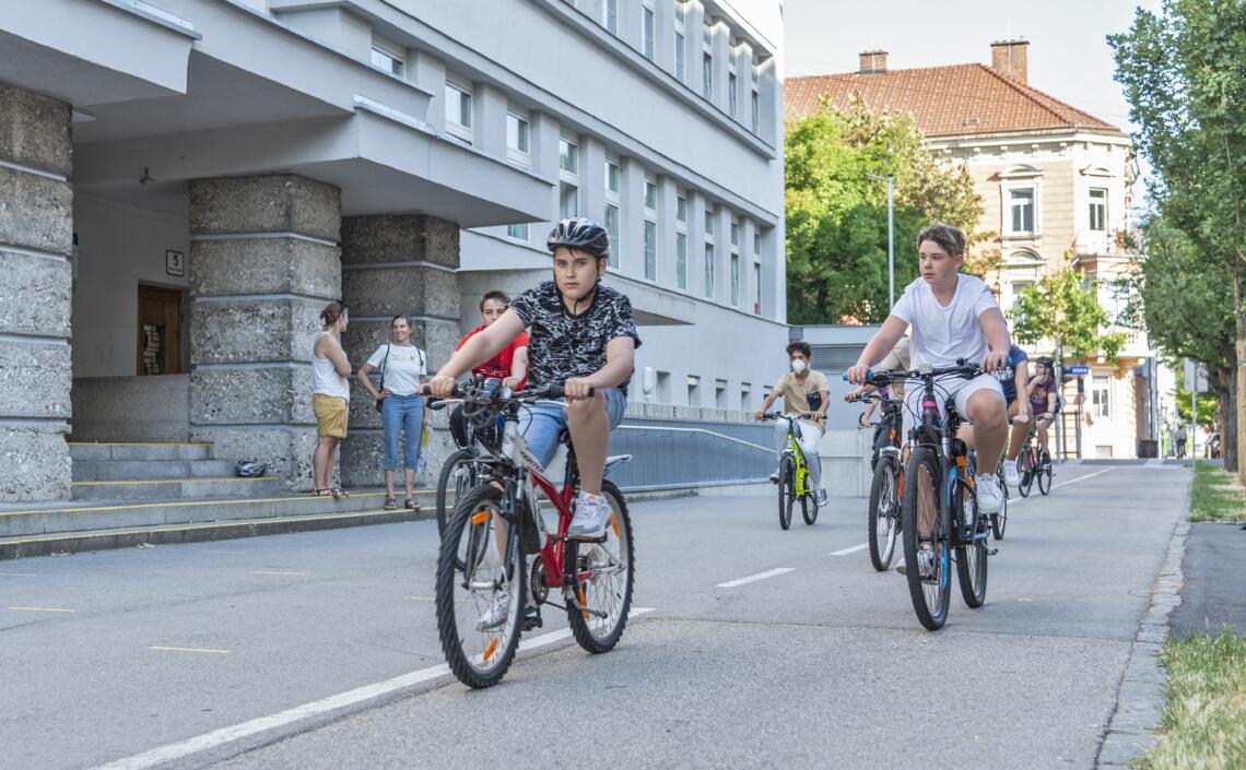 Schüler fahren mit Fahrrad