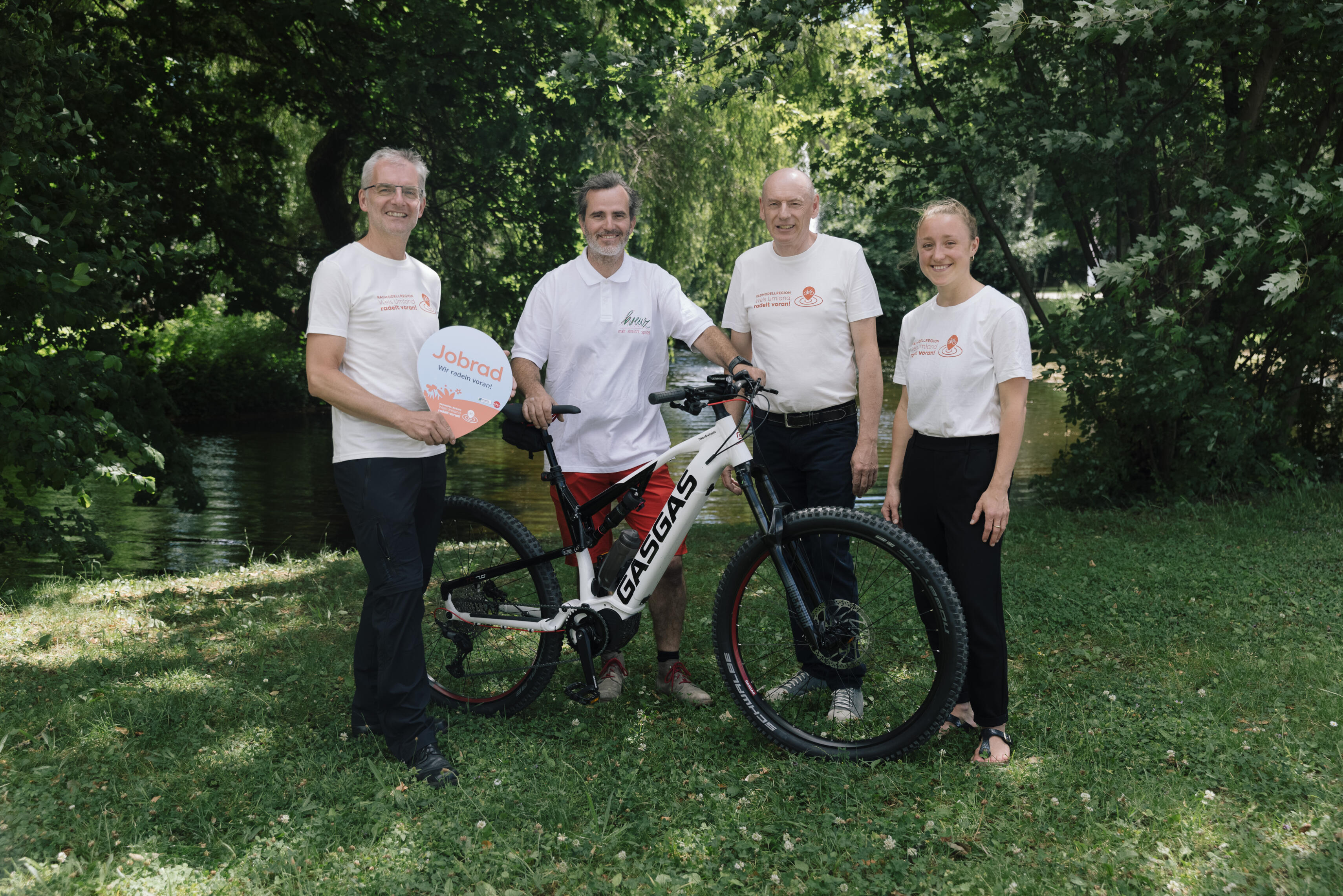 4 Personen präsentieren E-Bike und Tafel 