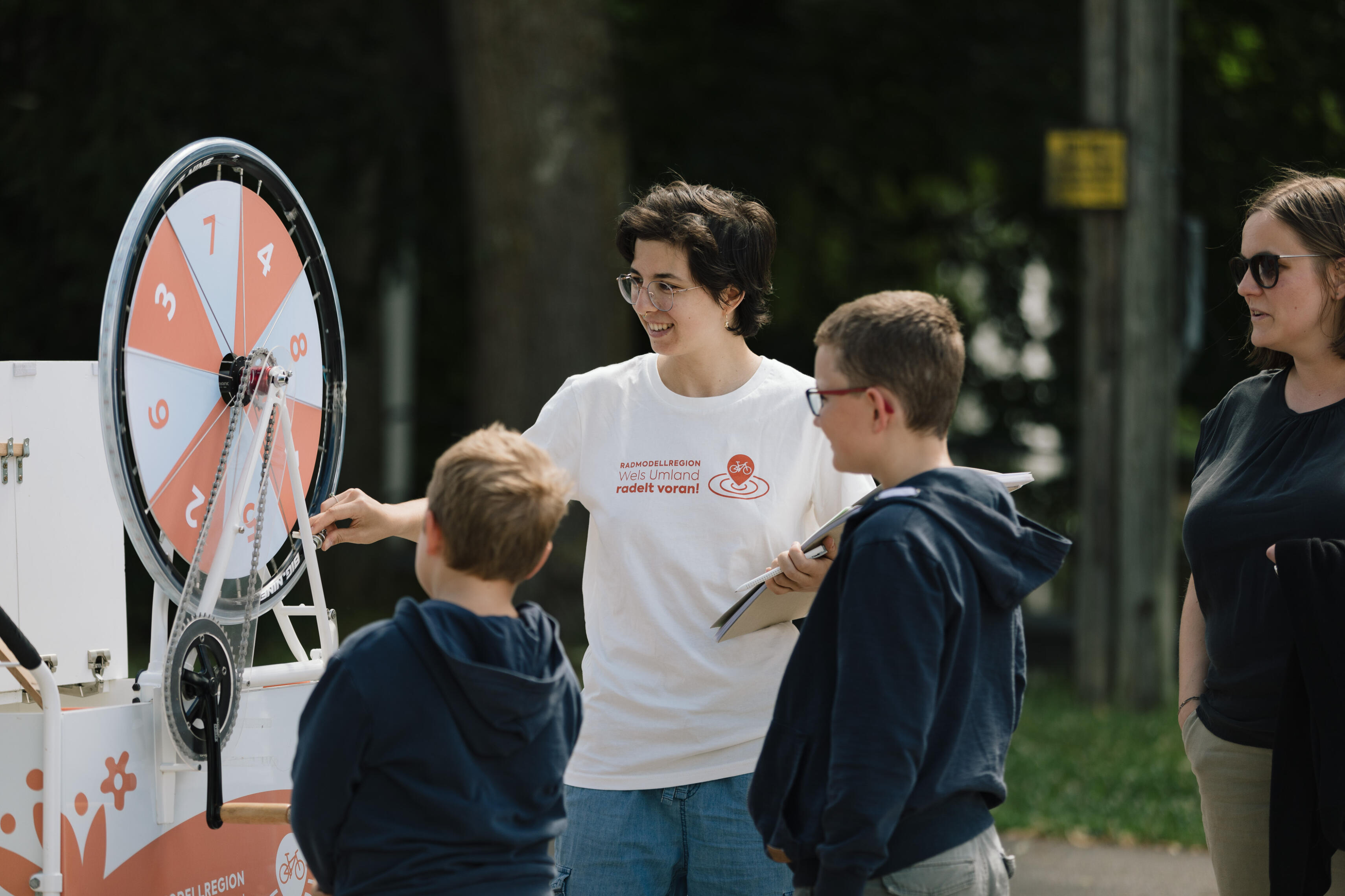 Kinder beim Glücksrad und Radquiz der Radmodellregion Wels Umland