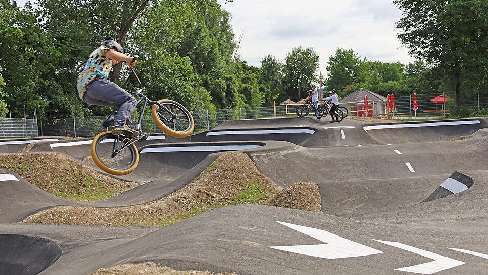 Pumptrack in Wels; Kind springt mit Fahrrad