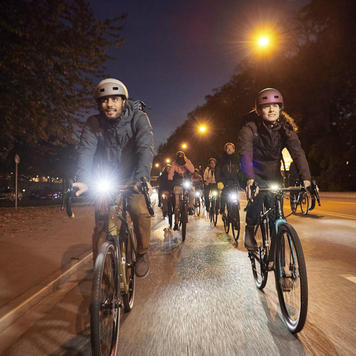 Gruppe von Radfahrenden im Dunkeln