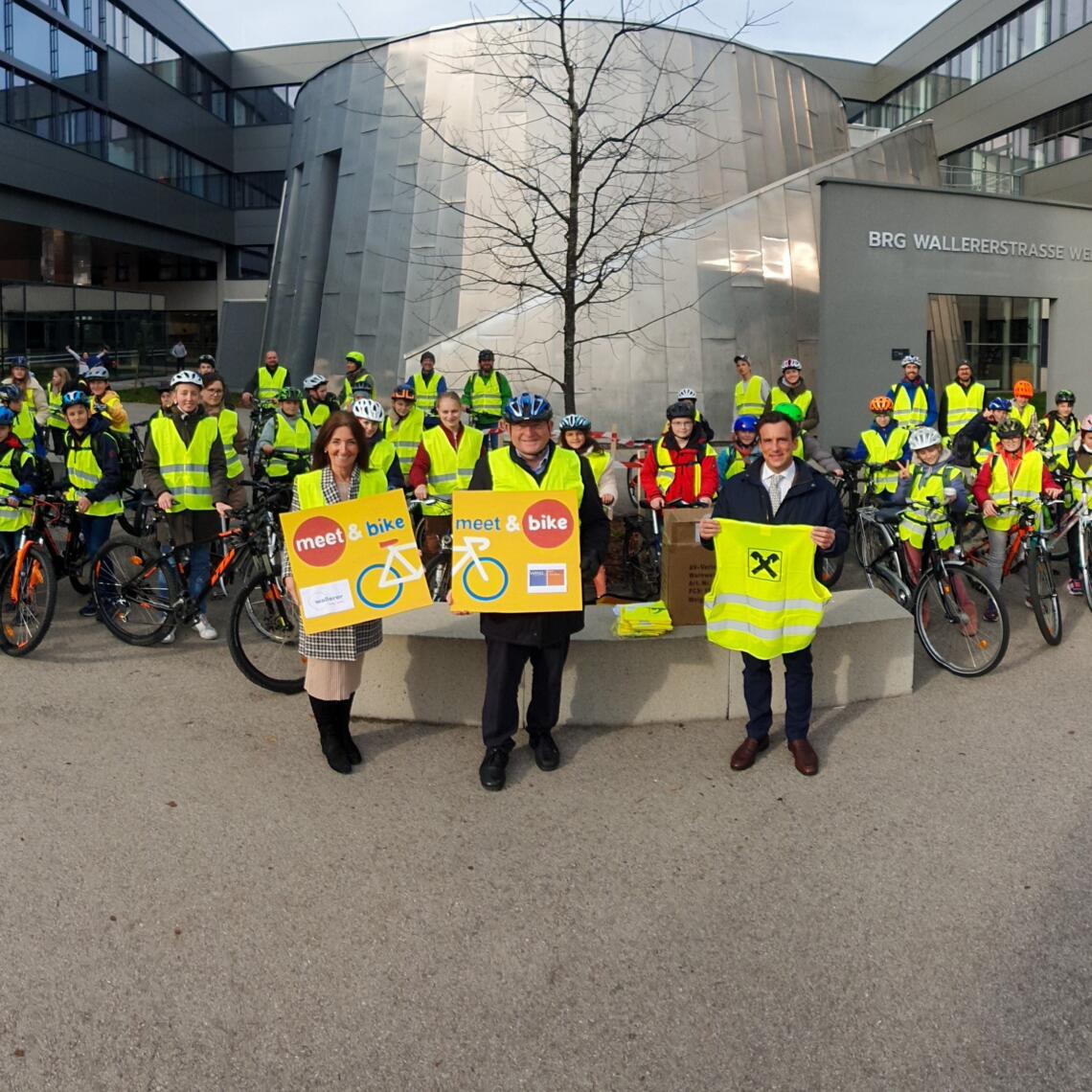 Gruppe Schüler:innen mit Warnweste von der Raiffeisenbank und Fahrräder ; BRG Wallererstraße Wels