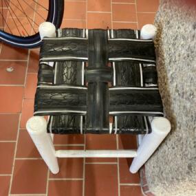 Hocker mit Sitzfläche aus geflochtenen Fahrradreifen