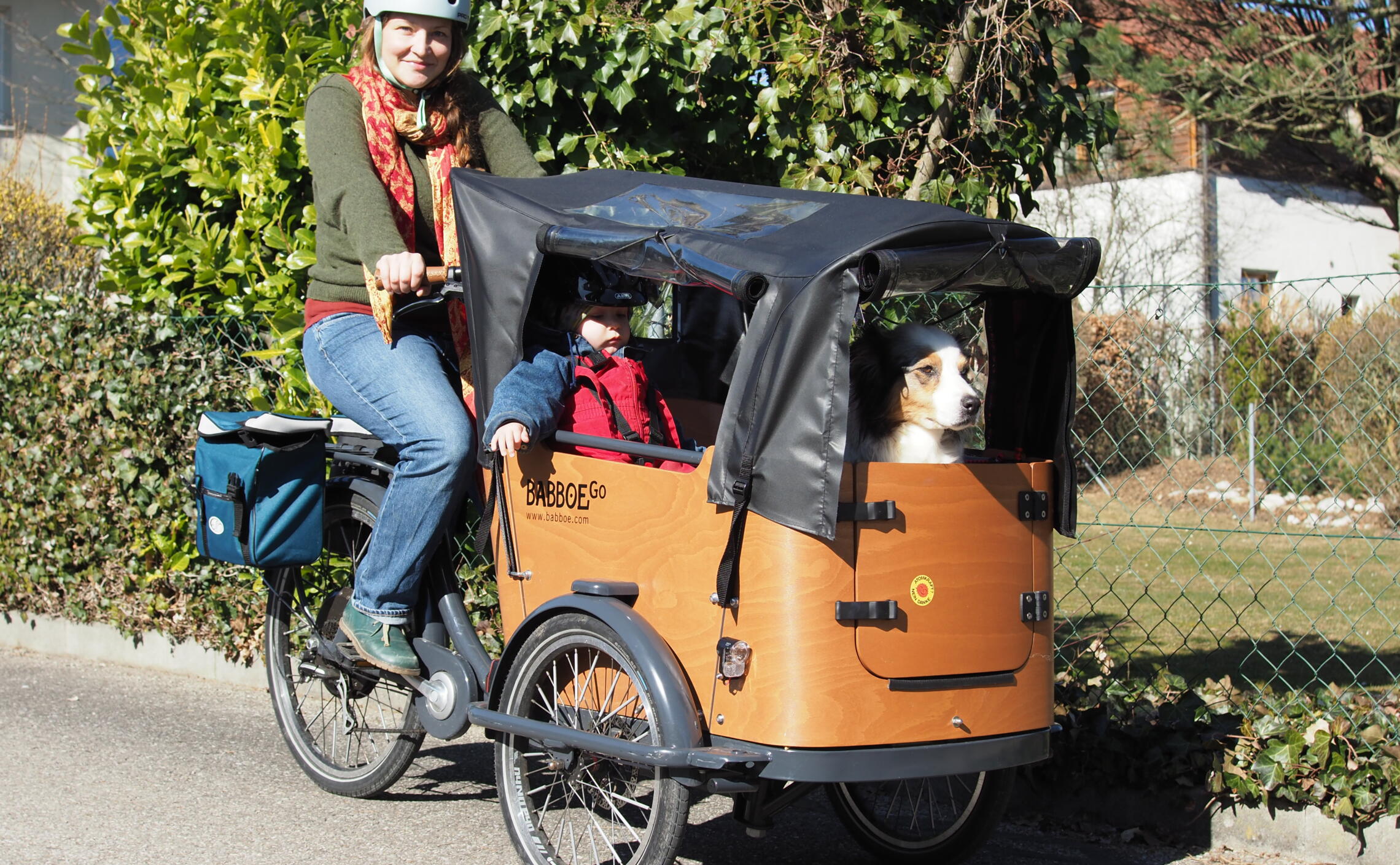 Frau mit Cargobike, Kind und Hund
