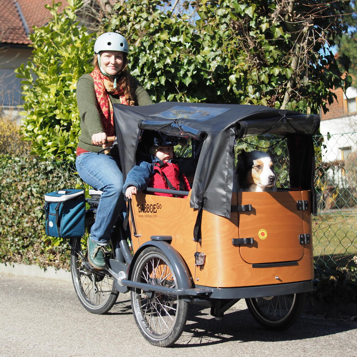 Frau mit Kind, Hund und Cargobike