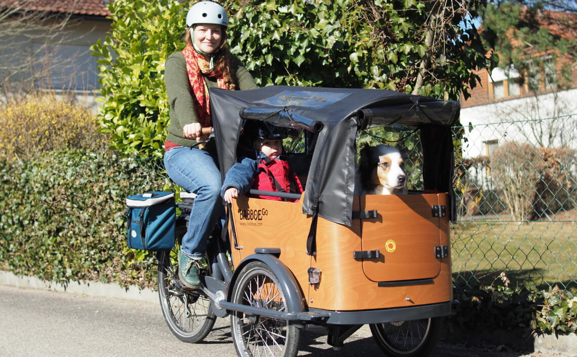 Frau mit Kind, Hund und Cargobike