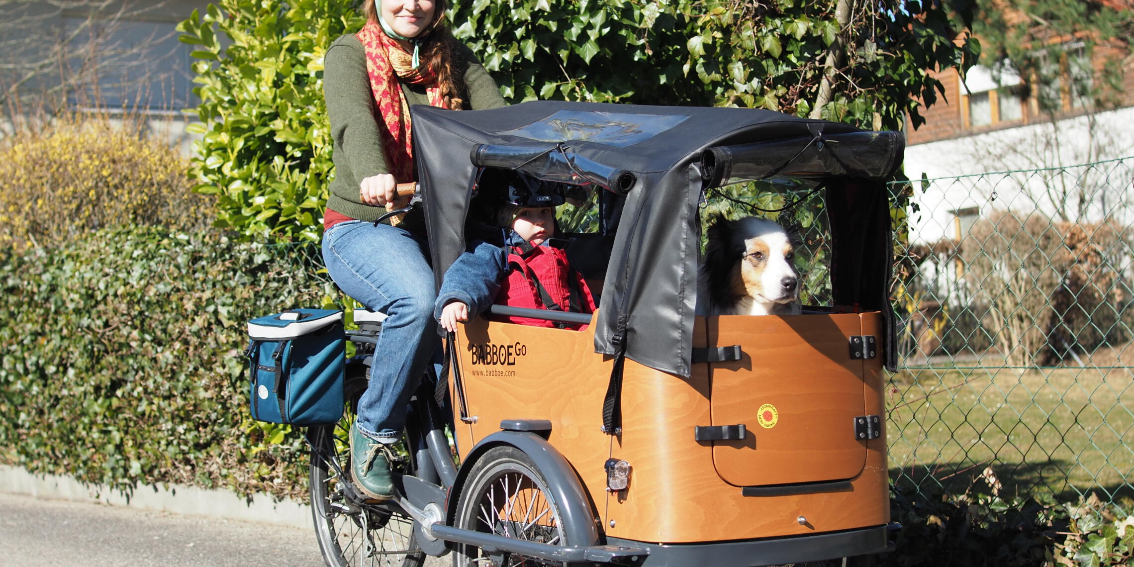 Frau mit Kind, Hund und Cargobike