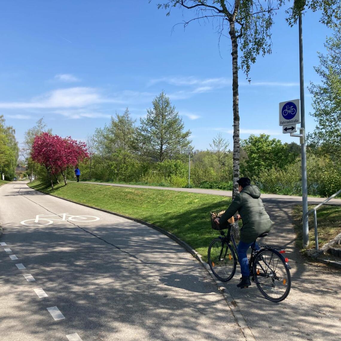 Fahrradstraße Traunuferstraße mit erhöhtem Gehweg