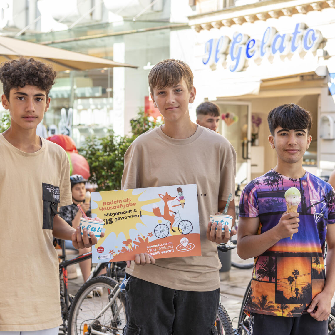 3 Schüler präsentieren Eis und Tafel "Radeln als Hausaufgabe"