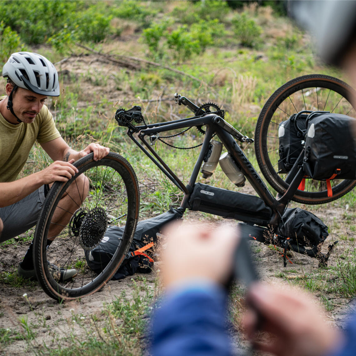 Mann beim Patschen picken eines Mountainbikes