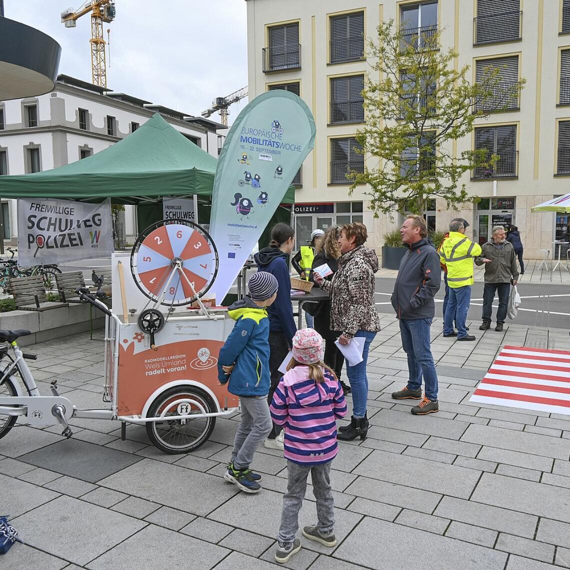 Infostand und Glücksrad bei einem Stadtplatz