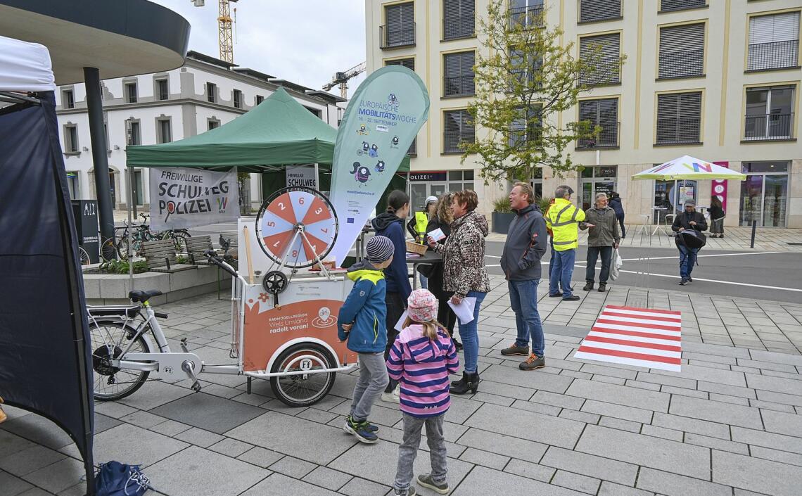 Infostand und Glücksrad bei einem Stadtplatz