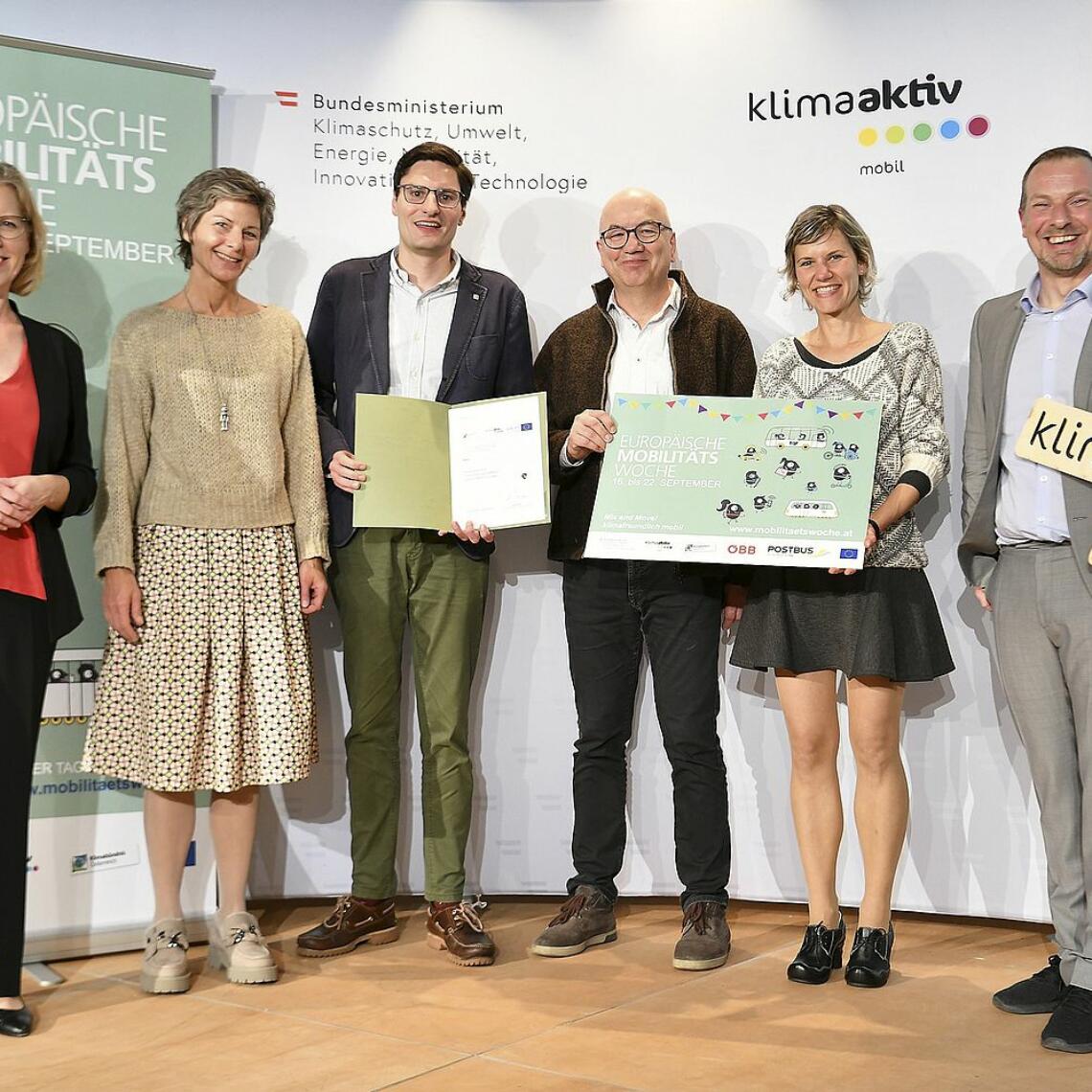 Bild von Preisauszeichnung V.l. Bundesministerin Leonore Gewessler, BA, Dipl.-Ing. Eva Berghofer (Radverkehrsbeauftragte), Mobilitätsstadtrat Stefan Ganzert, Dr. Rupert Doblhammer (stellvertretender Radverkehrsbeauftragter), Mag. Elke Kastner (Klimabündnis Österreich) sowie Mag. Stephan Auer-Stüger (Städtebund).