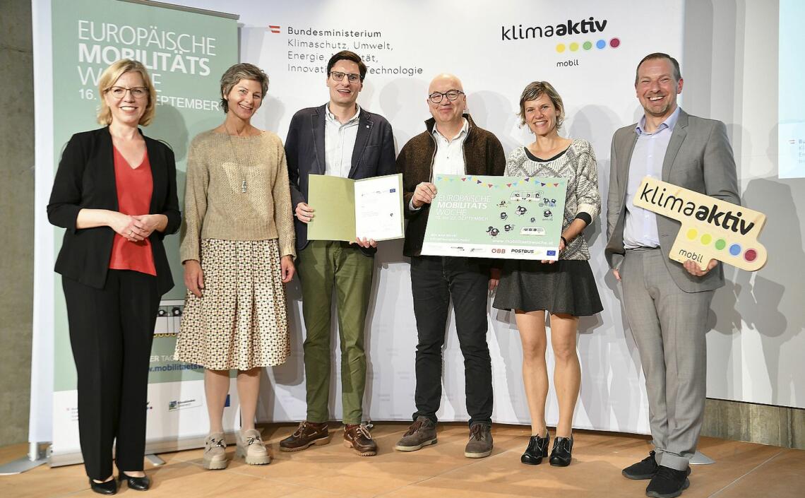 Bild von Preisauszeichnung V.l. Bundesministerin Leonore Gewessler, BA, Dipl.-Ing. Eva Berghofer (Radverkehrsbeauftragte), Mobilitätsstadtrat Stefan Ganzert, Dr. Rupert Doblhammer (stellvertretender Radverkehrsbeauftragter), Mag. Elke Kastner (Klimabündnis Österreich) sowie Mag. Stephan Auer-Stüger (Städtebund).