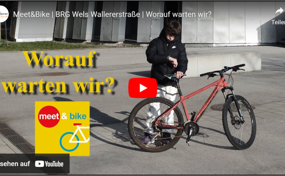 Jugendlicher mit Fahrrad vor Schule, wartet