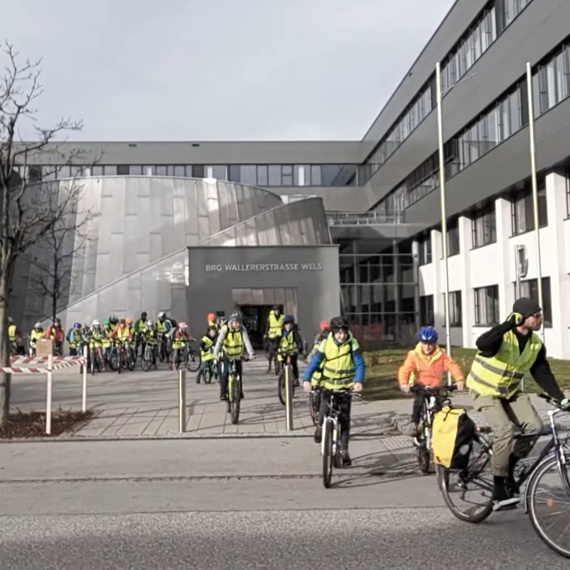 Viele Schüler:innen und Lehrer:innen am Fahrrad vor Schule