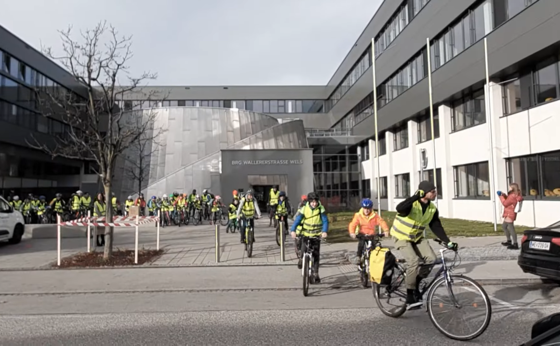Viele Schüler:innen und Lehrer:innen am Fahrrad vor Schule