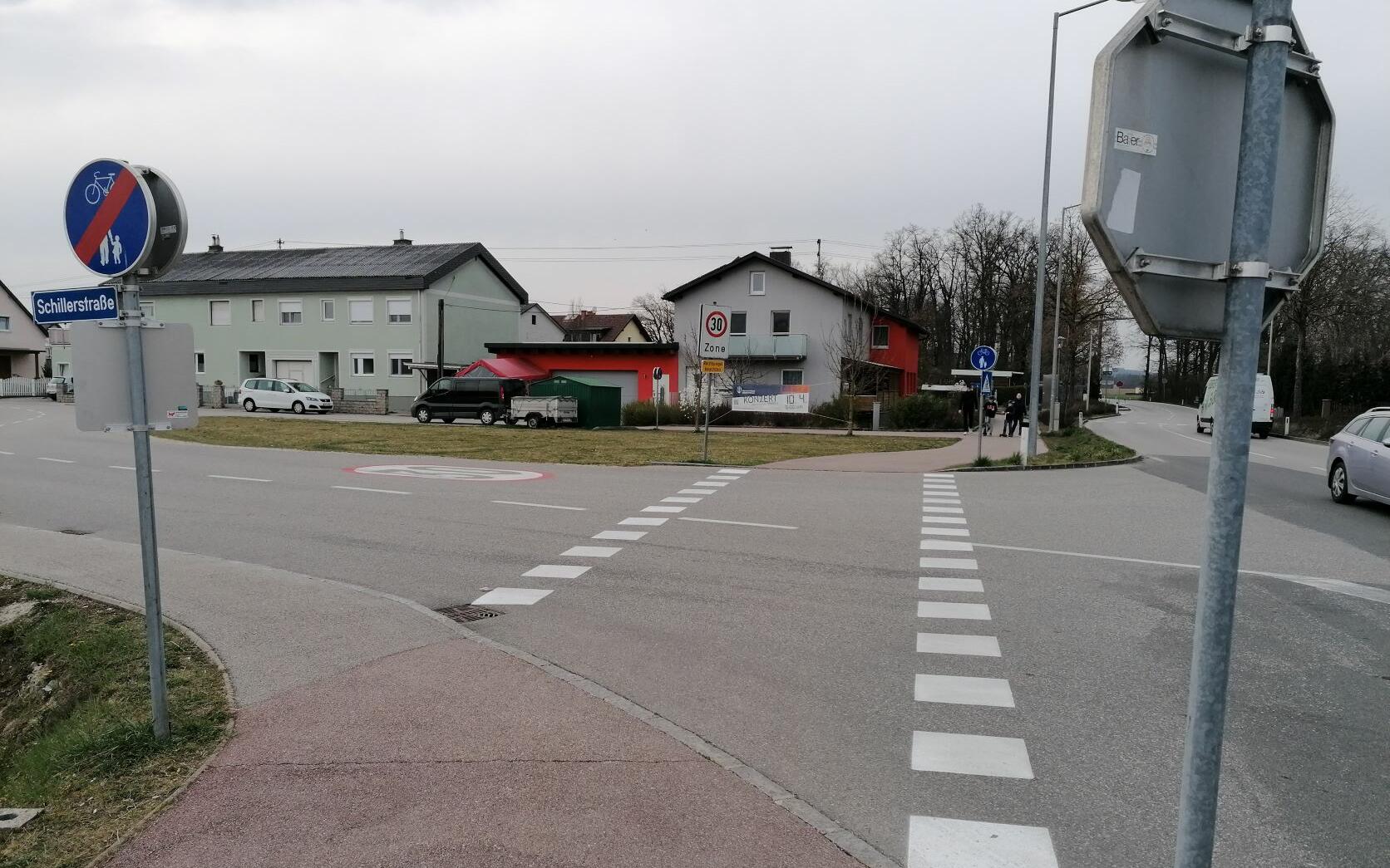 Kreuzung in Marchtrenk mit Radfahrerüberfahrt