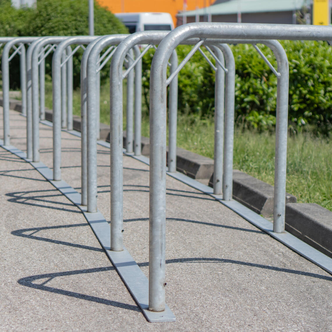 graue Fahrradständer auf einem Geschäftsparkplatz