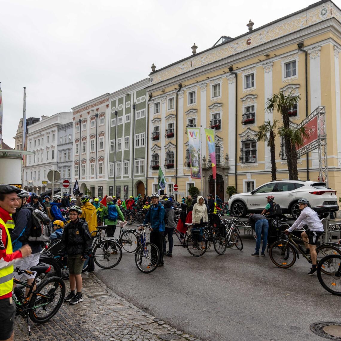 Gruppe von Radfahrer in der Stadt Wels