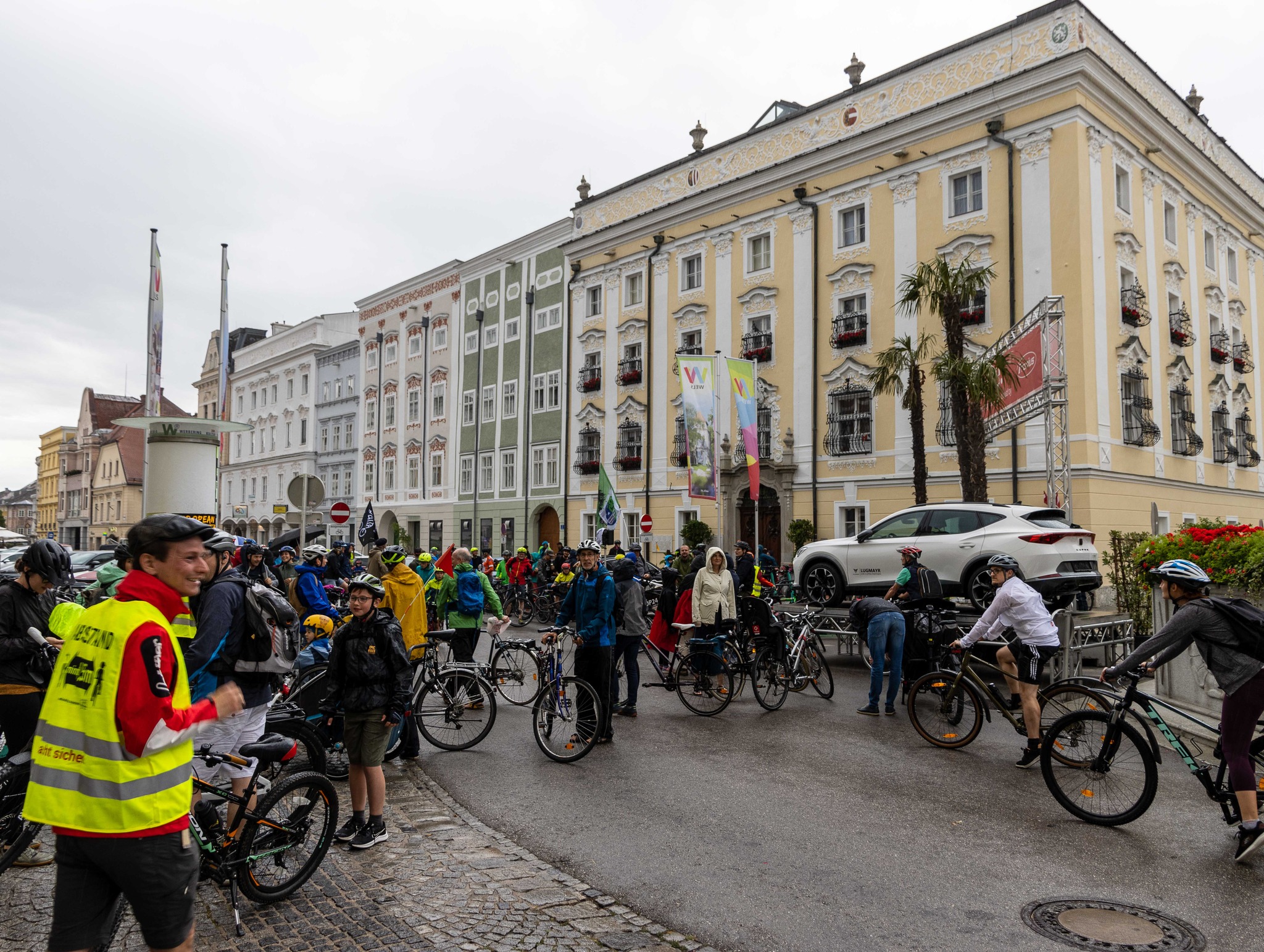 Gruppe von Radfahrer in der Stadt Wels