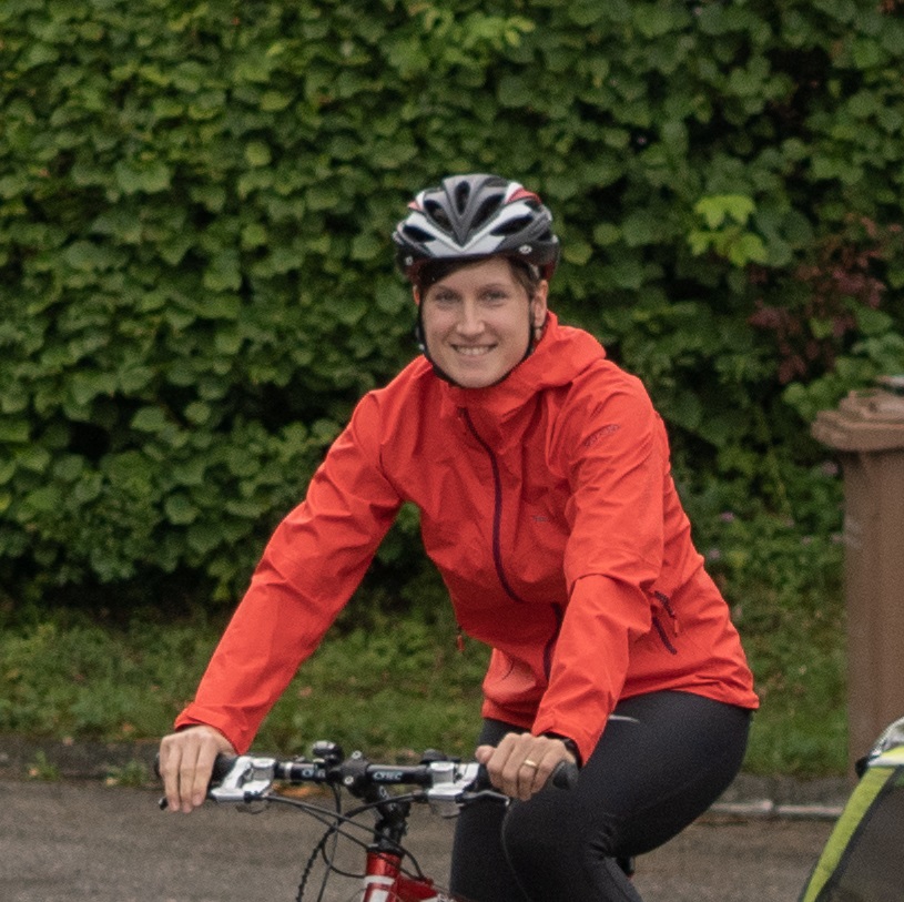 Portrait von Radfahrerin in roter Jacke