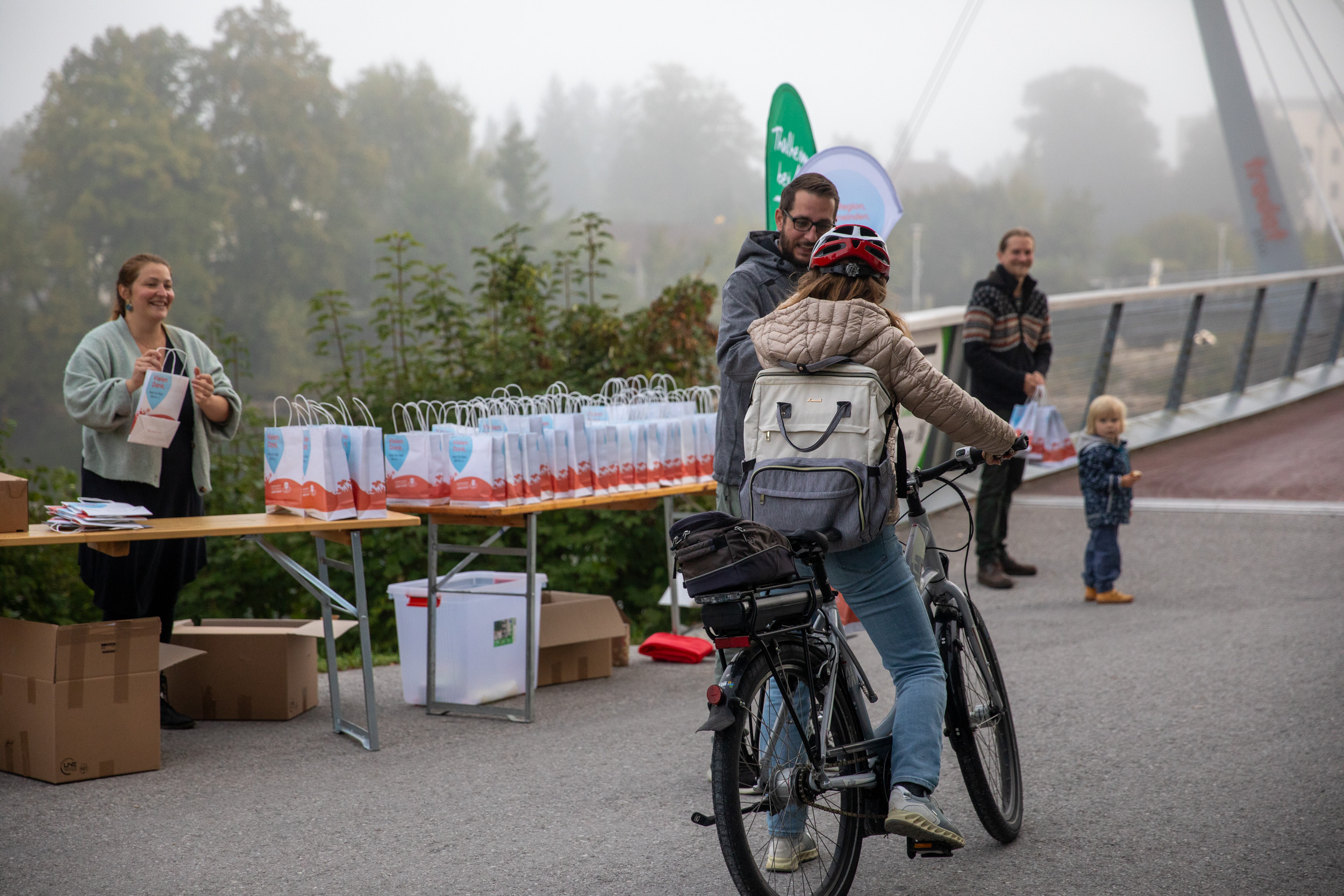 Fahrrad-Fahrer:innen Verteilung Danke-Sackerl