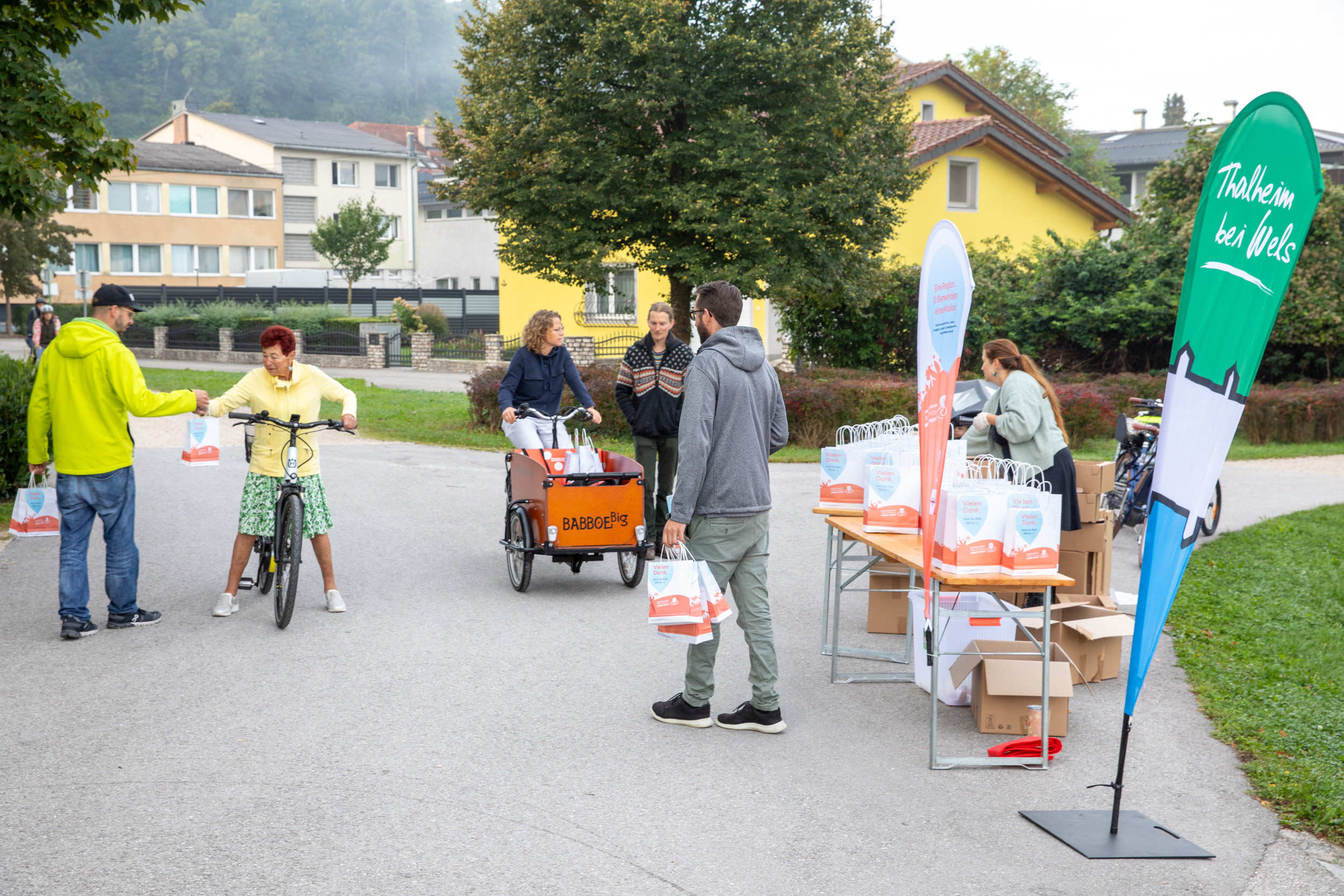 Fahrrad-Fahrer:innen Verteilung Danke-Sackerl