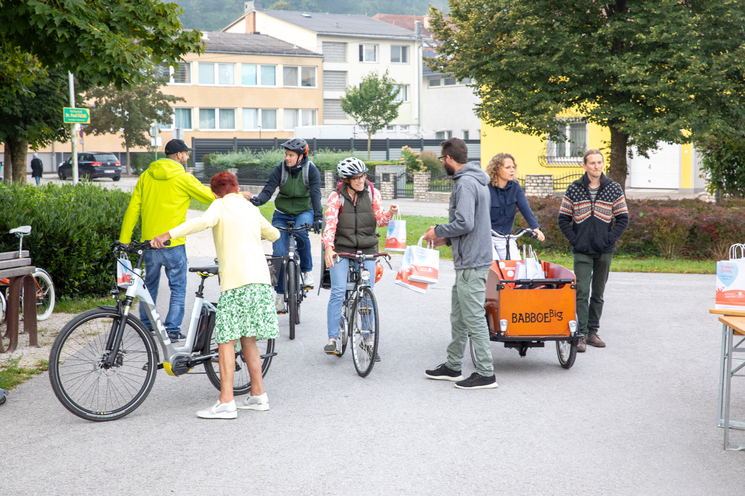 Fahrrad-Fahrer:innen Verteilung Danke-Sackerl