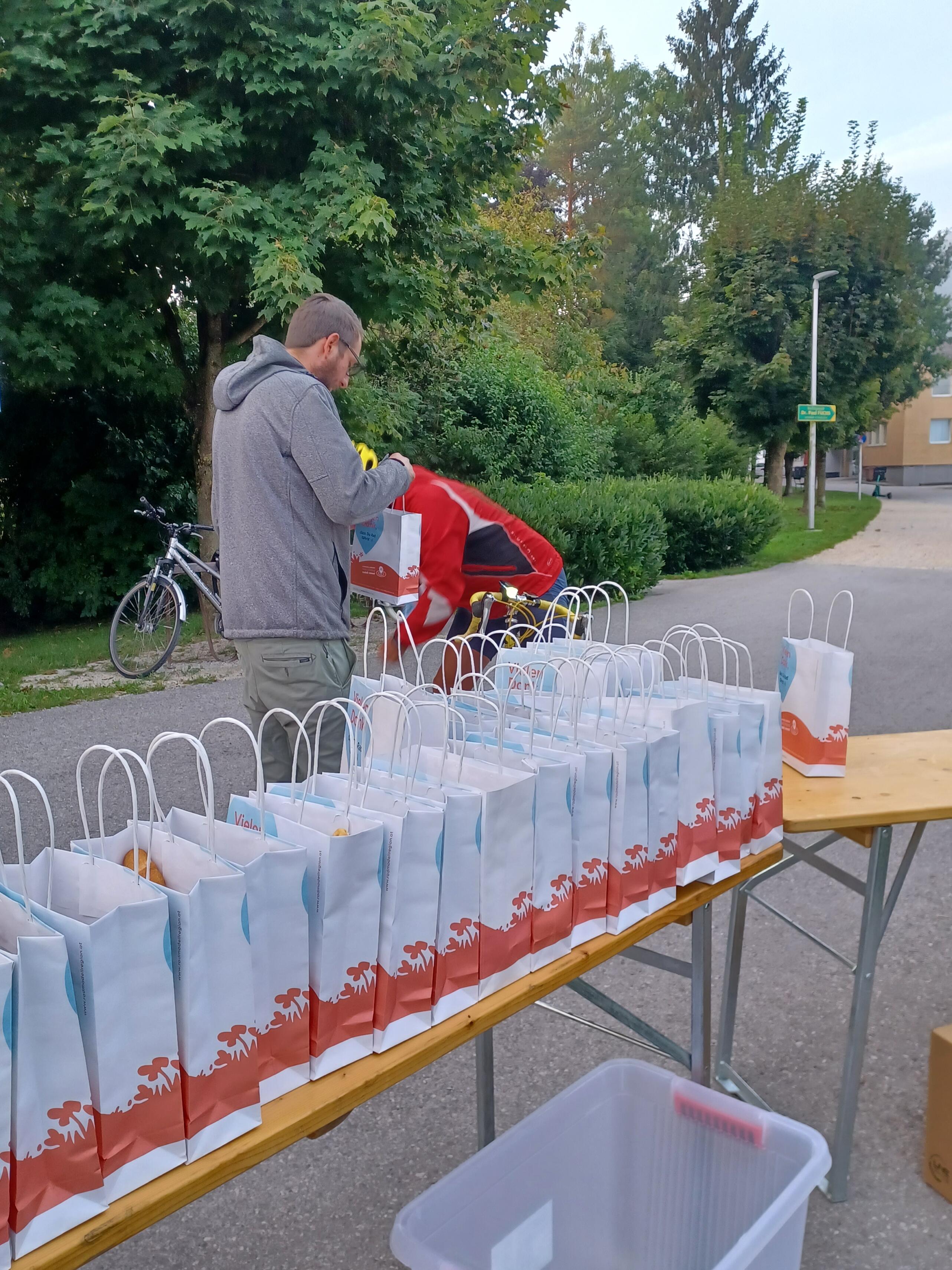 Danke-Sackerl auf einem Biertisch