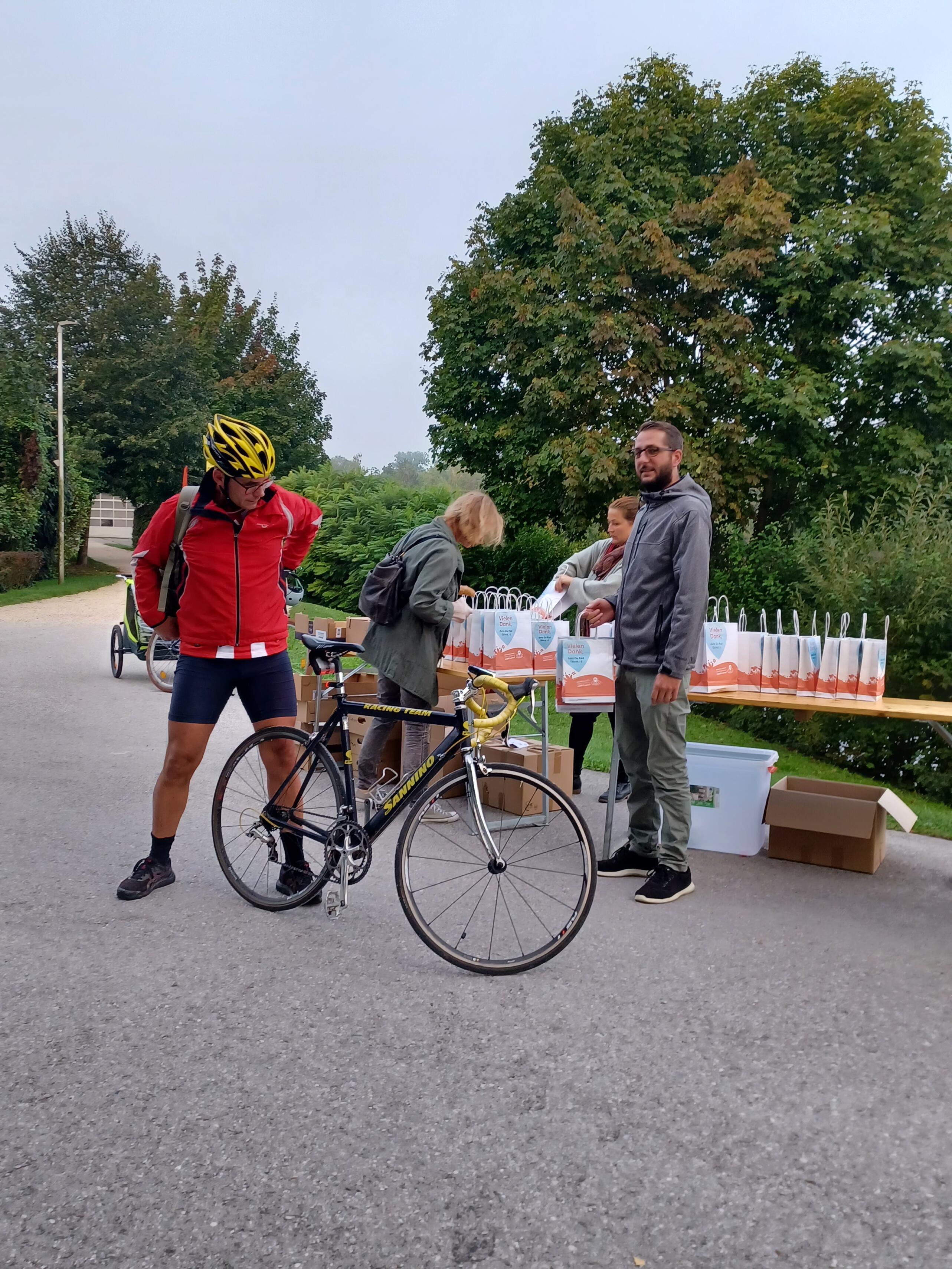 Danke-Sackerl auf einem Biertisch mit Fahrradfahrer