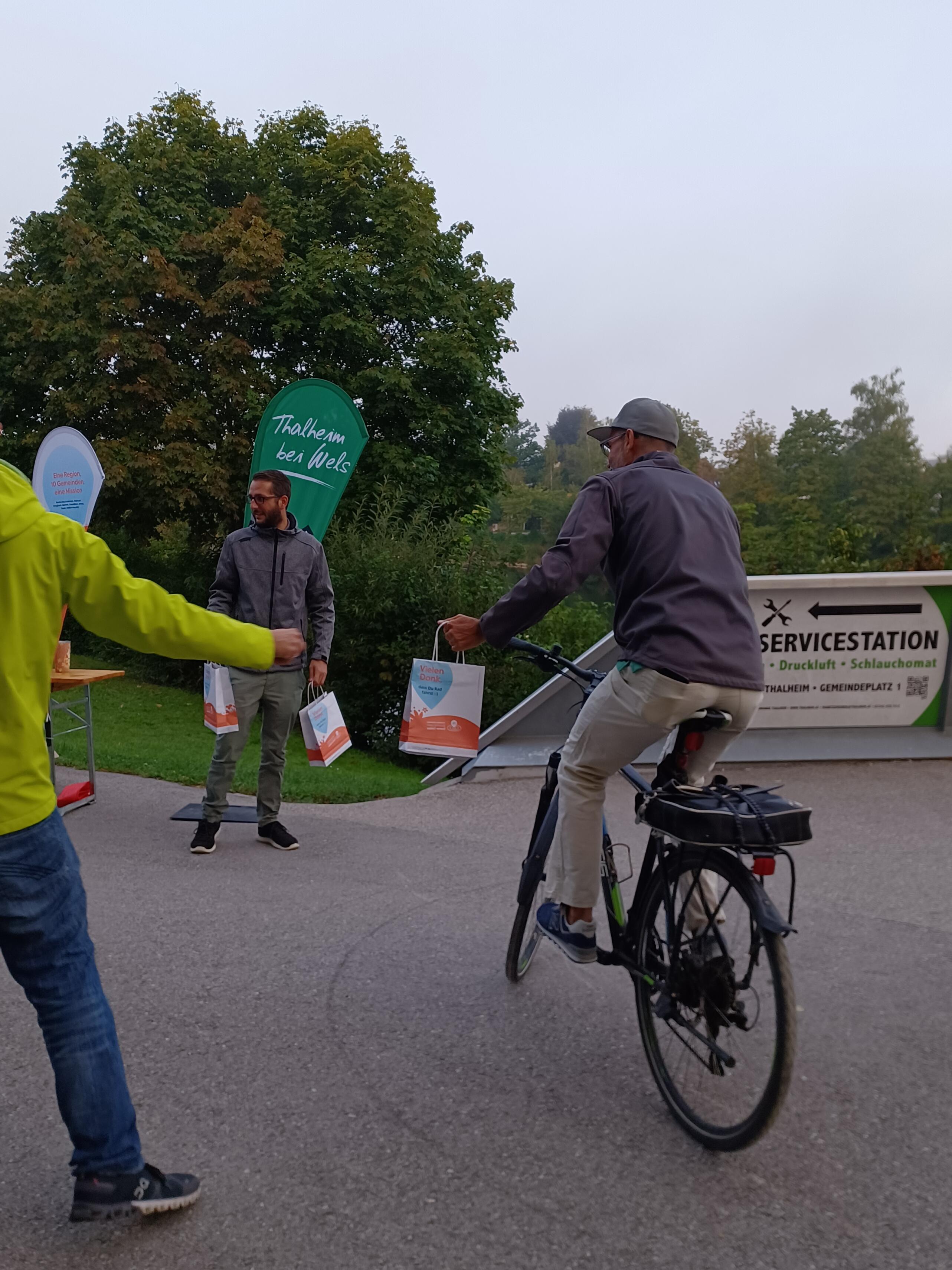 Fahrradfahrer mit Danke-Sackerl