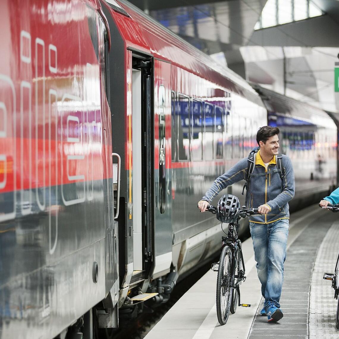 paar mit Fahrrädern am Bahnsteig ÖBB Railjet