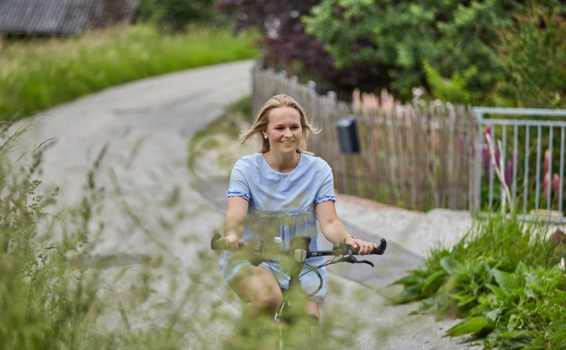 Frau auf Fahrrad