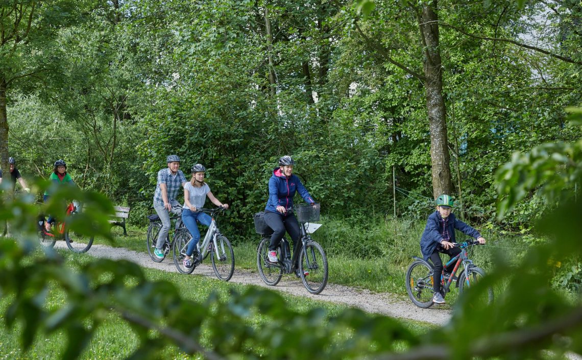 Familie auf Fahrrädern auf Schotterweg