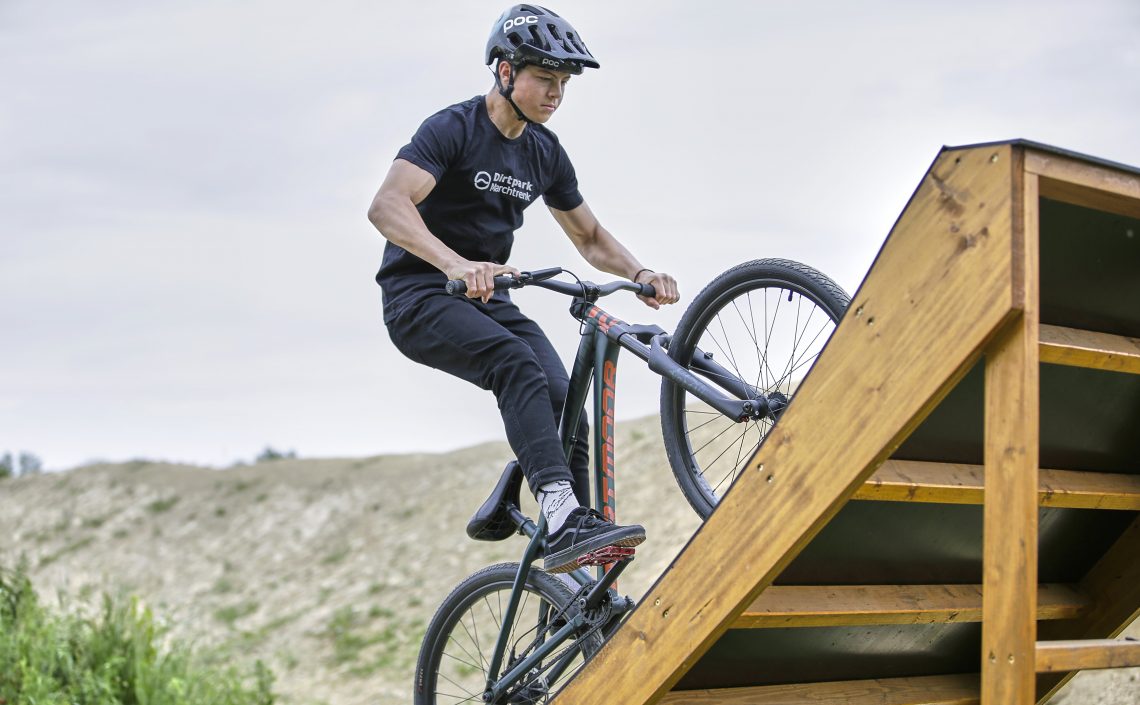 Mann auf Mountainbike auf Rampe