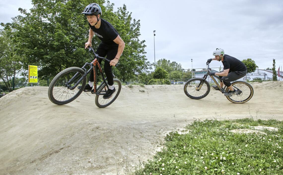 Männer auf Mountainbikes