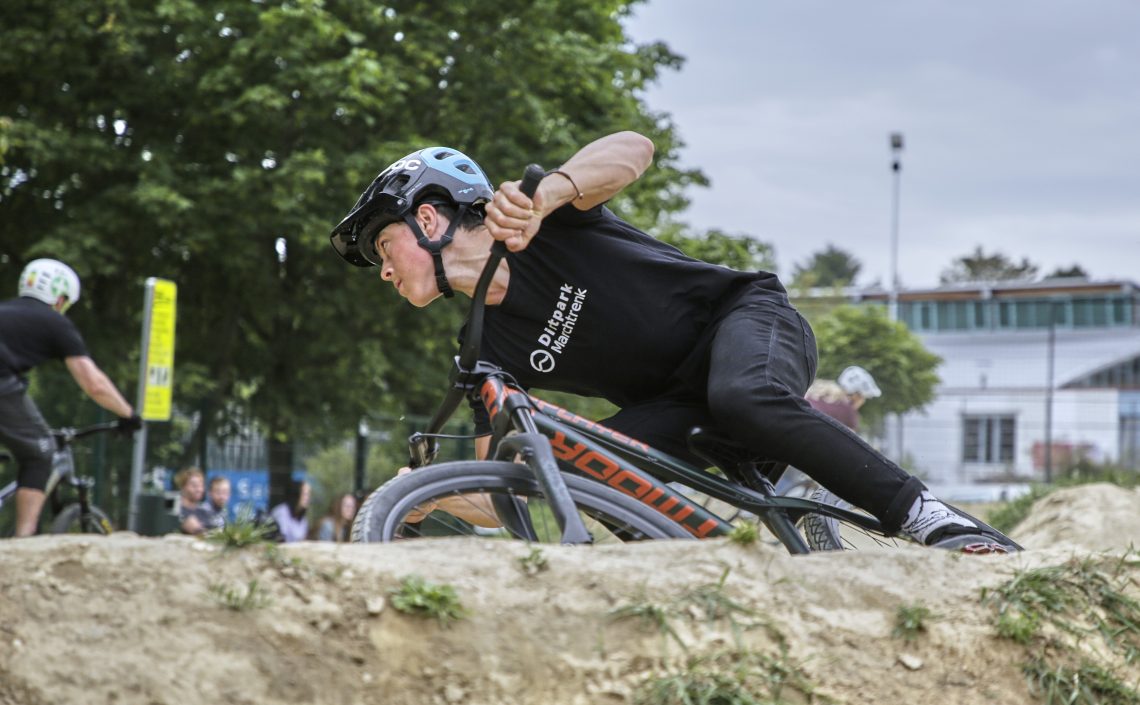 Mann auf Mountainbike