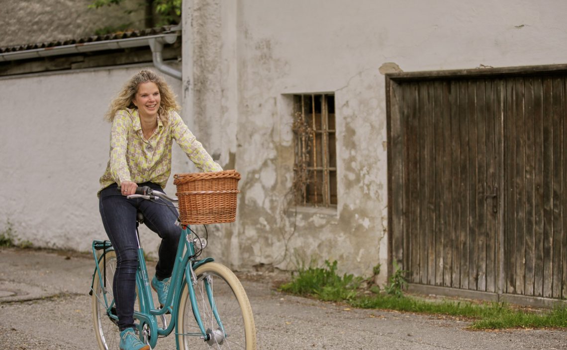 Frau auf Fahrrad