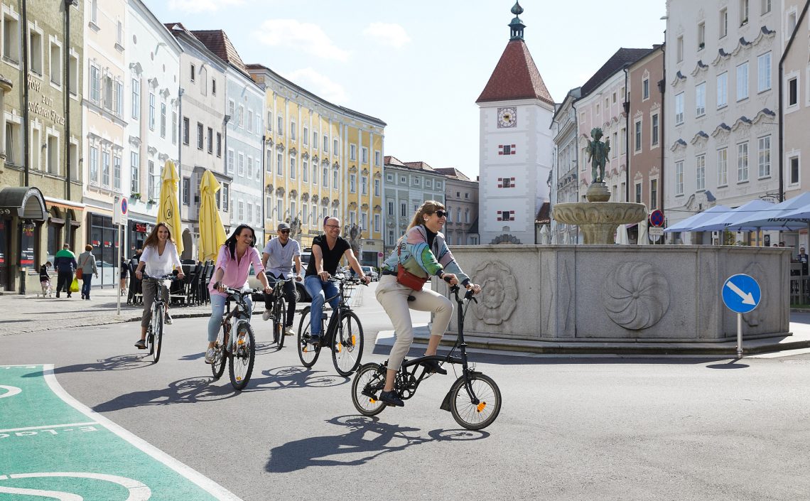 5 Personen fahren mit Fahrräder durch Altstadt