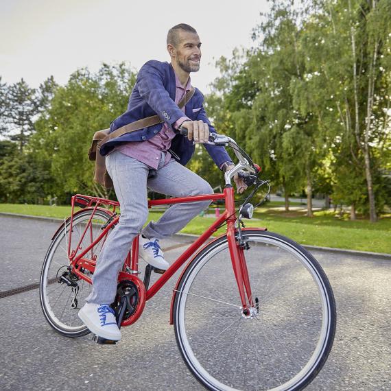 Mann auf rotem Fahrrad
