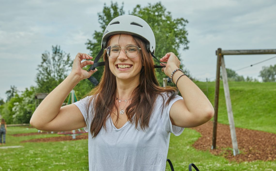 Frau mit Radhelm