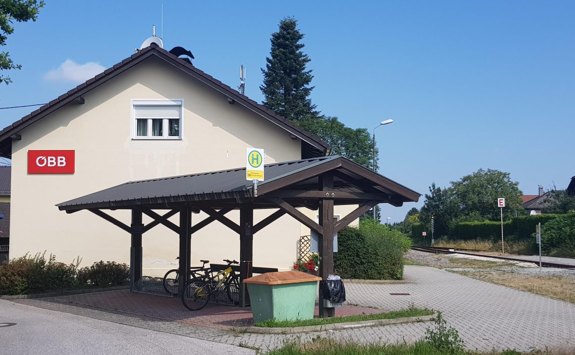 Bahnhof Haltestelle mit überdachten Fahrradständer